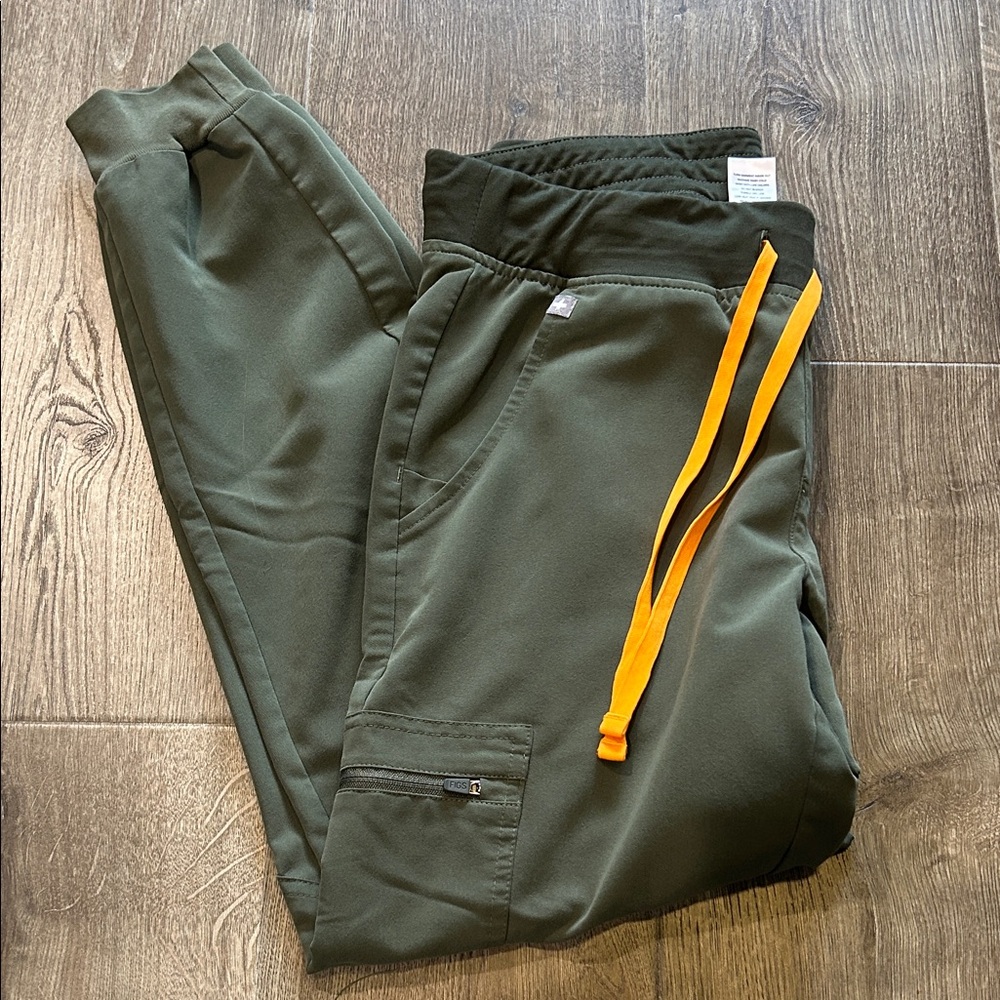 Figs Zamora joggers in Moss